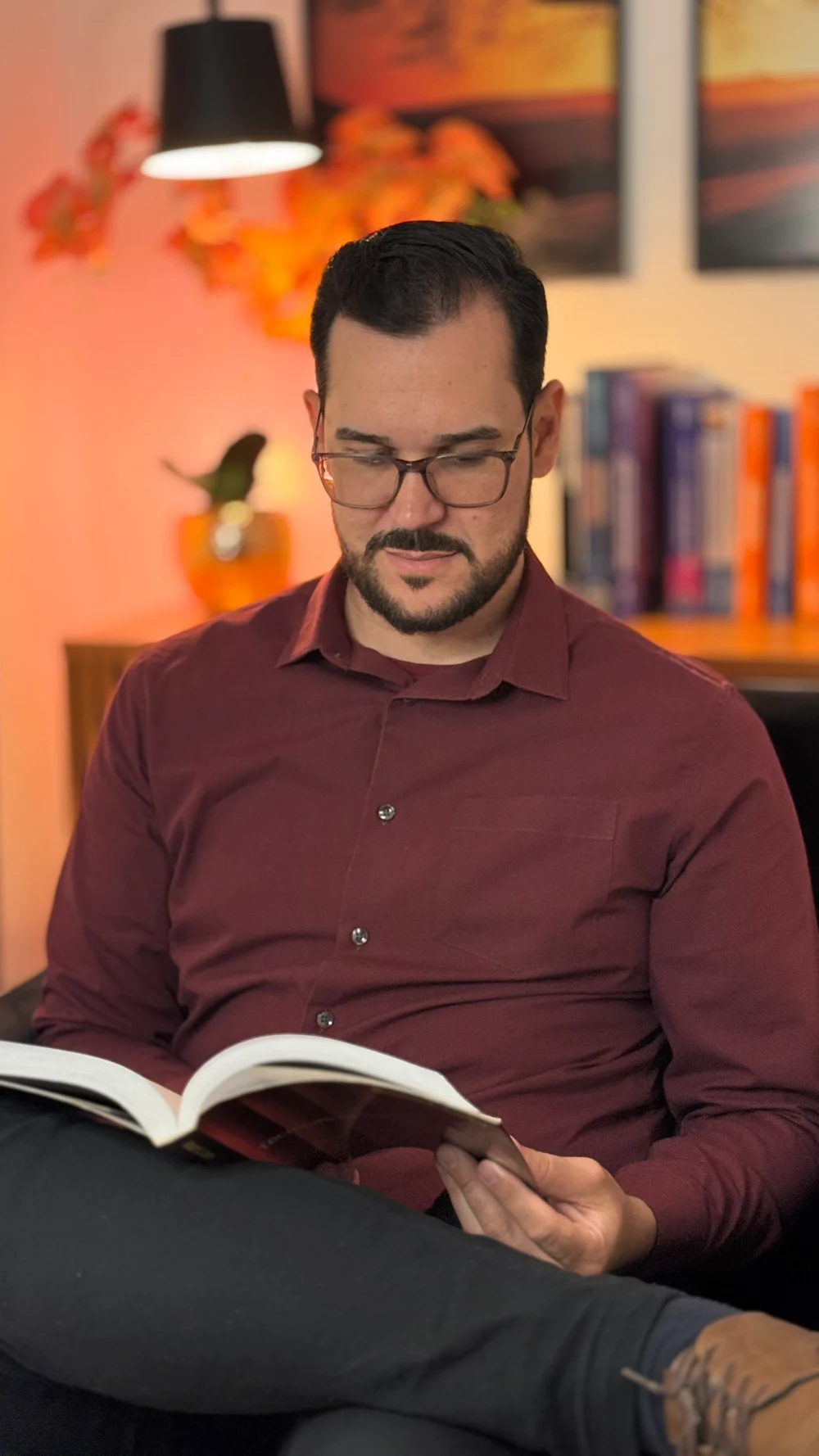 Matheus Valadares lendo um livro.